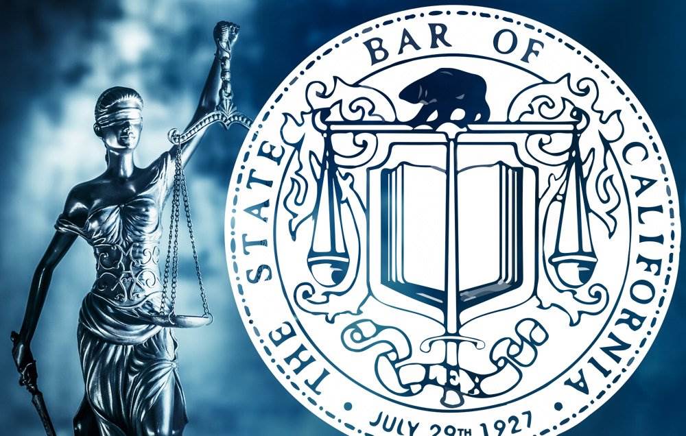 Estatua de Justicia junto al logo de la Barra Estatal de California.