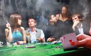 Fumadores en una mesa de blackjack, lo cual es legal en la mayoría de los casinos de Nevada