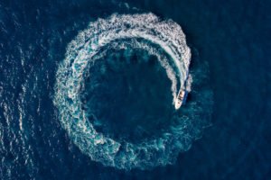 Vista aérea de un navegante borracho conduciendo una embarcación en círculo en violación de H&N C 655