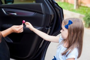 La mano de un extraño dando un caramelo a un niño antes de que el extraño secuestre al niño en violación de NRS 200.310