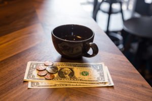 Dinero en efectivo dejado en una mesa de restaurante para el camarero, quien tiene derecho a la propina completa según el Código Laboral 351