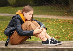 Joven en el teléfono con un depredador sexual planeando cometer obscenidades con la niña