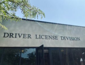 Entrada principal de la división de licencias de conducir del DMV