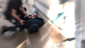 Policía arrestando a una persona después de violar CRS 18-8-104.
