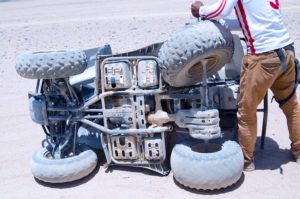 vehículo todoterreno volcado en el suelo del desierto