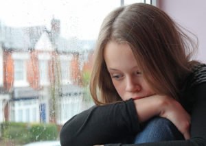 Una víctima de abuso sexual infantil a punto de llorar tras una violación de CRS 18-3-405