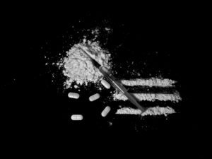 Cocaina en una mesa con pastillas