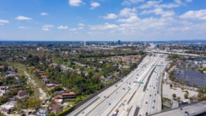 Vista aérea del núcleo urbano del centro de Santa Ana, California con vistas claras que se extienden hasta Anaheim.