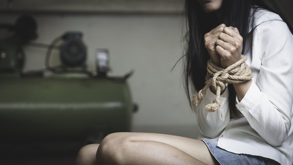 Un ejemplo de privación ilegal de la libertad: una joven con los brazos atados