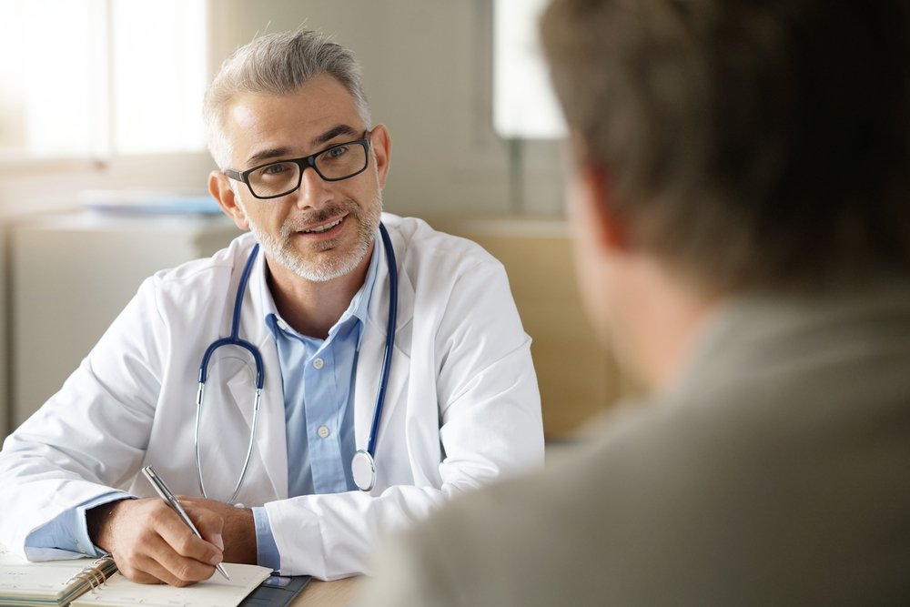 Un médico escribiendo una receta.