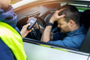 Conductor detenido por DUI a punto de tomar un alcoholemia en la carretera