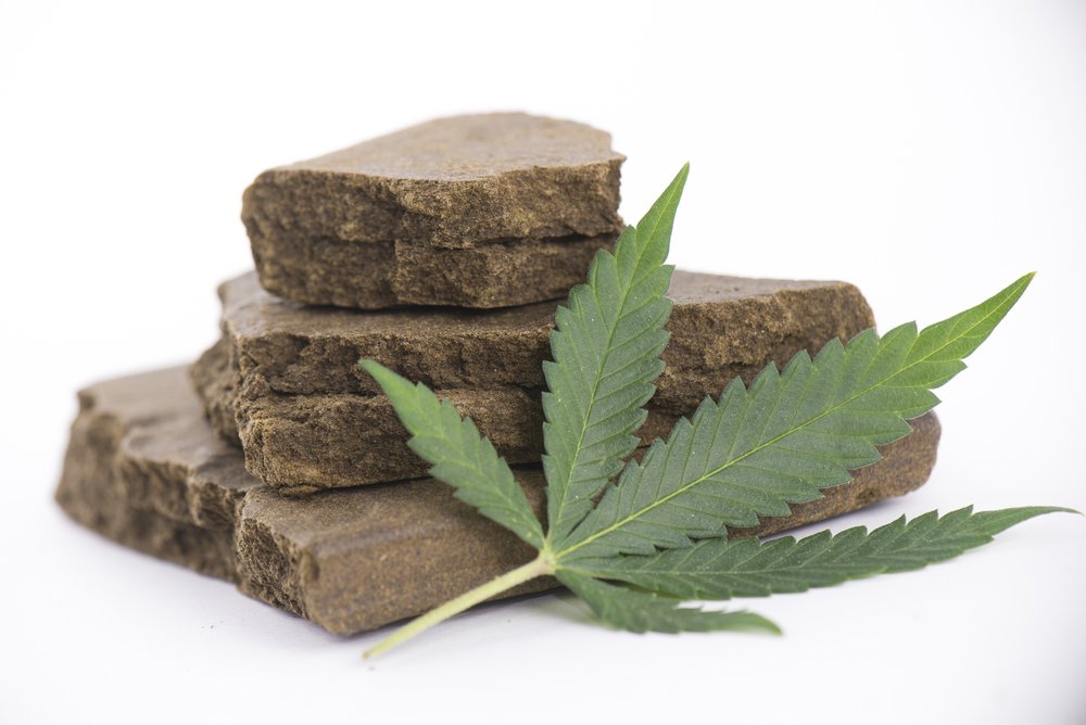 Tres grandes bloques de hashish, o marihuana concentrada.