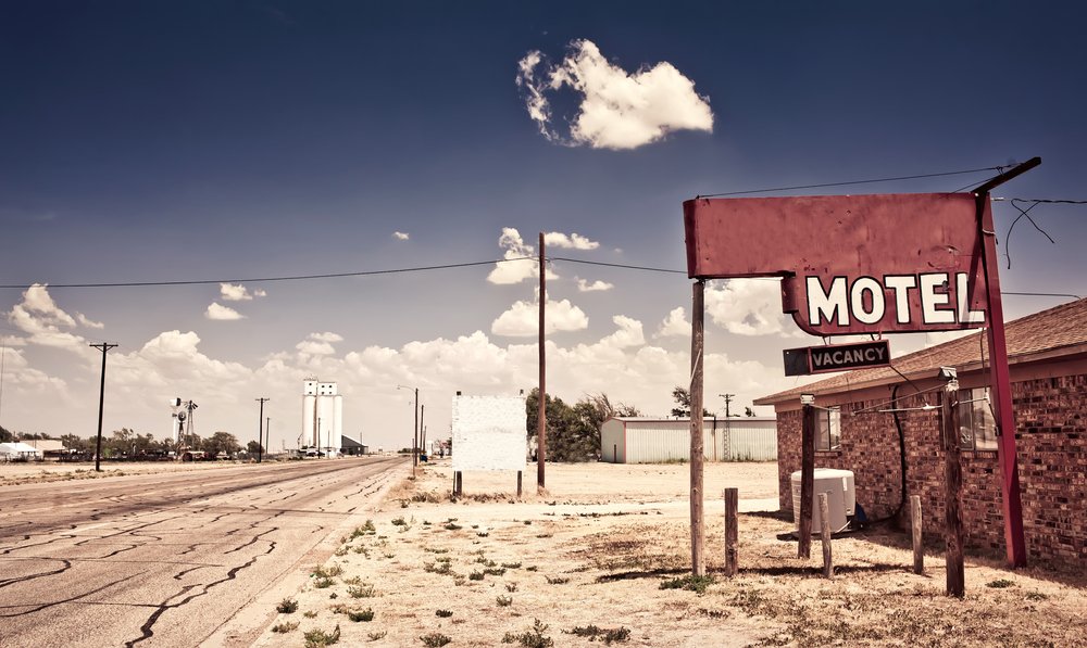 Un motel al lado de una carretera rural.