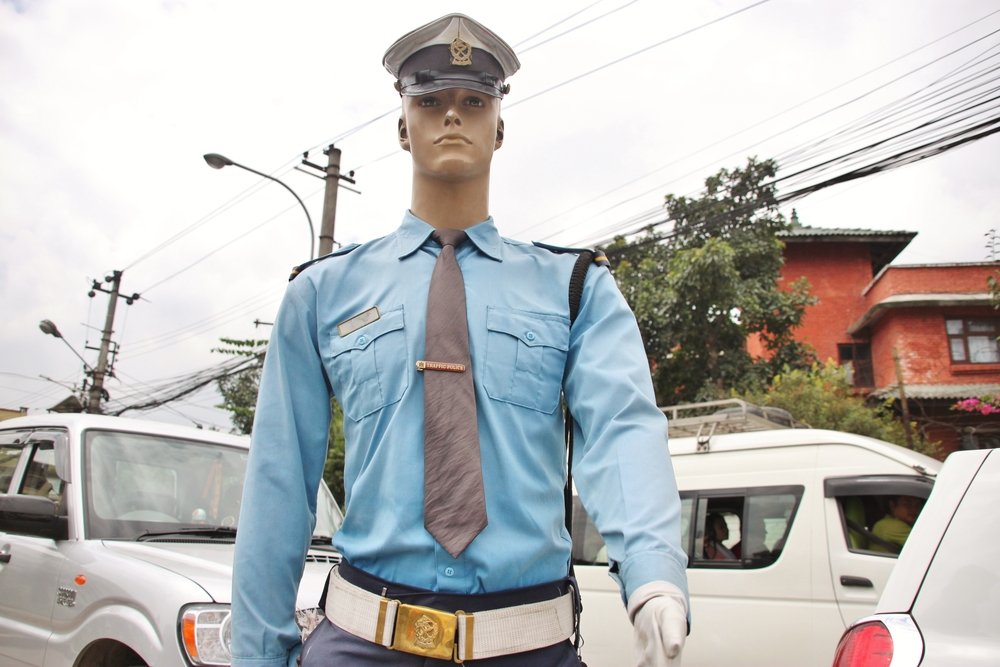 Una maniquí vestida con ropa de oficial de policía.