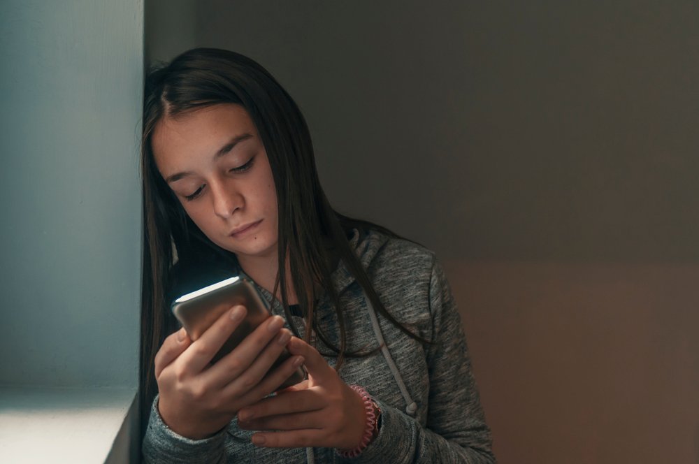 Una chica adolescente en su teléfono.