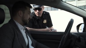 Policía hablando con el conductor detenido