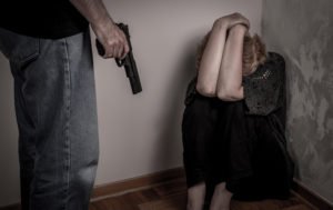 Persona con una pistola intimidando a una víctima de un crimen en violación de CRS 18-8-705.