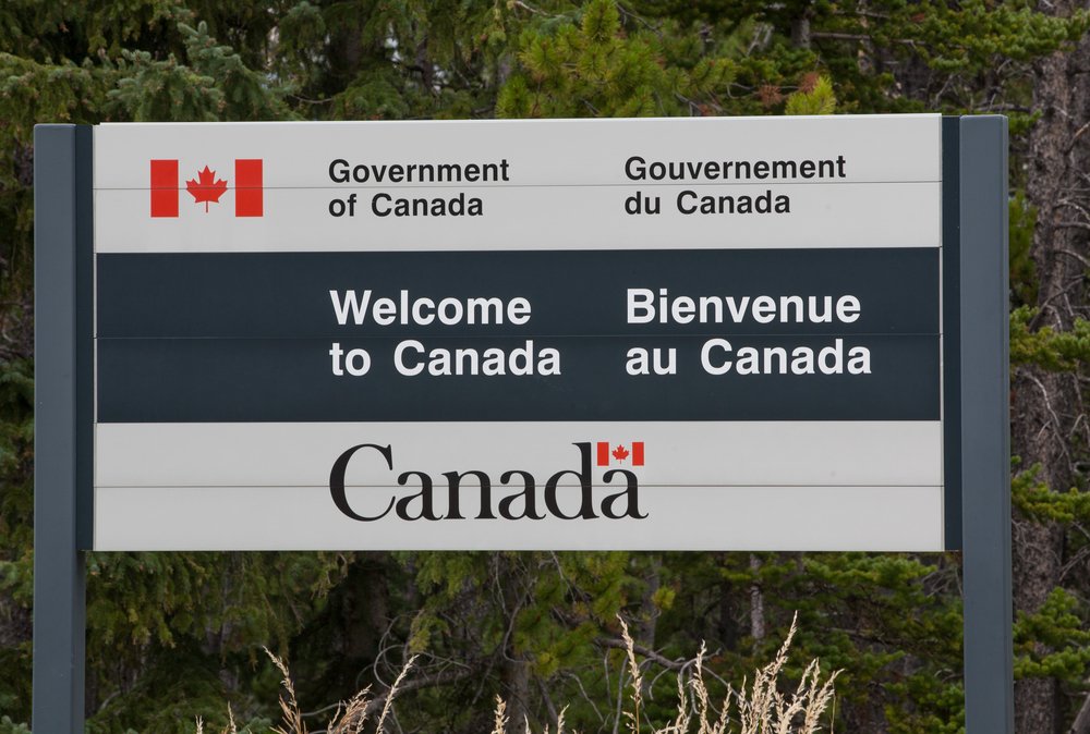 Un letrero de cruce fronterizo de Canadá.