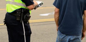 La policía está escribiendo una citación por infracción civil