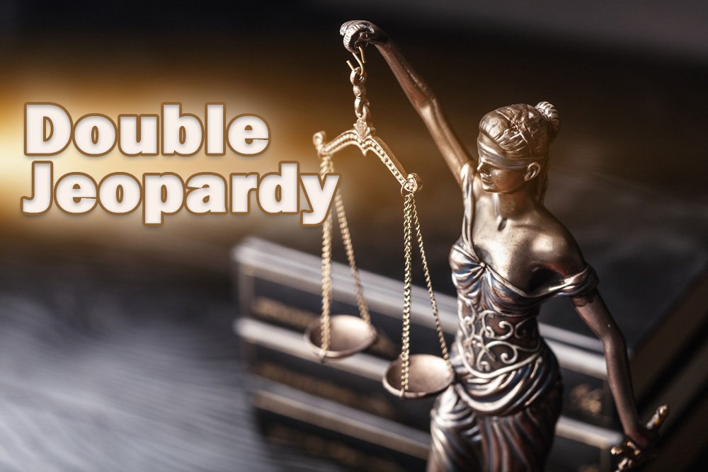 La dama de la justicia junto a un texto que dice Doble peligro.