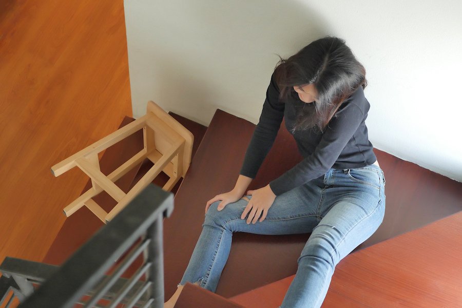 Mujer en escaleras después de una caída