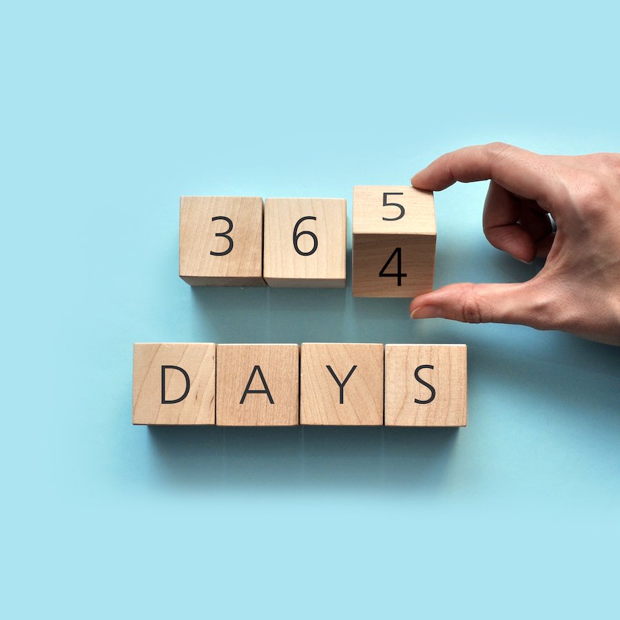Bloques que dicen "364 días" para significar la sentencia máxima de delito menor en California