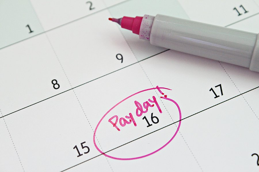 Un calendario con el día 16 circulado con la palabra "día de pago"