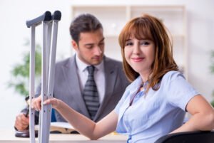 Víctima feliz de compensación de trabajadores junto a abogado