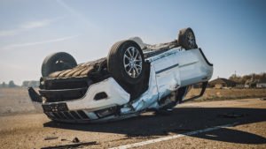 Coche volcado en la calle después de un accidente