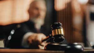 A judge striking his gavel during a felony pretrial hearing.