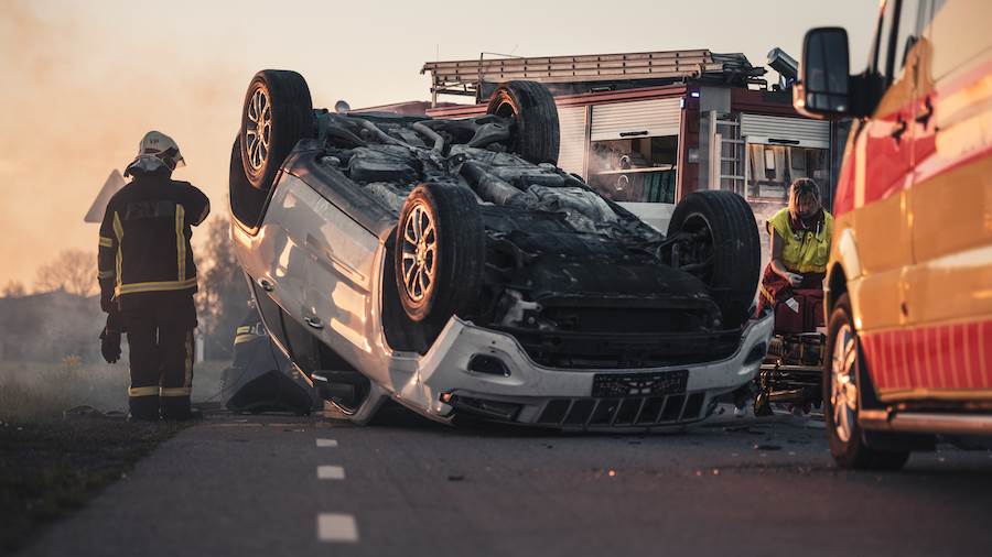 Vehículos de emergencia atendiendo a un SUV boca abajo