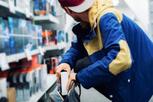 Hombre robando un iPhone en una tienda