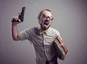 Trabajador de oficina gritando con un arma en fondo gris
