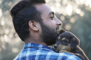 Hombre sosteniendo un cachorro