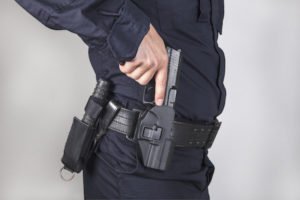 Policía sosteniendo una pistola