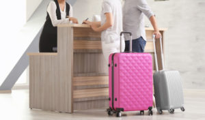 Turistas con equipaje en la recepción pagando por la habitación de acuerdo con NRS 205.445.