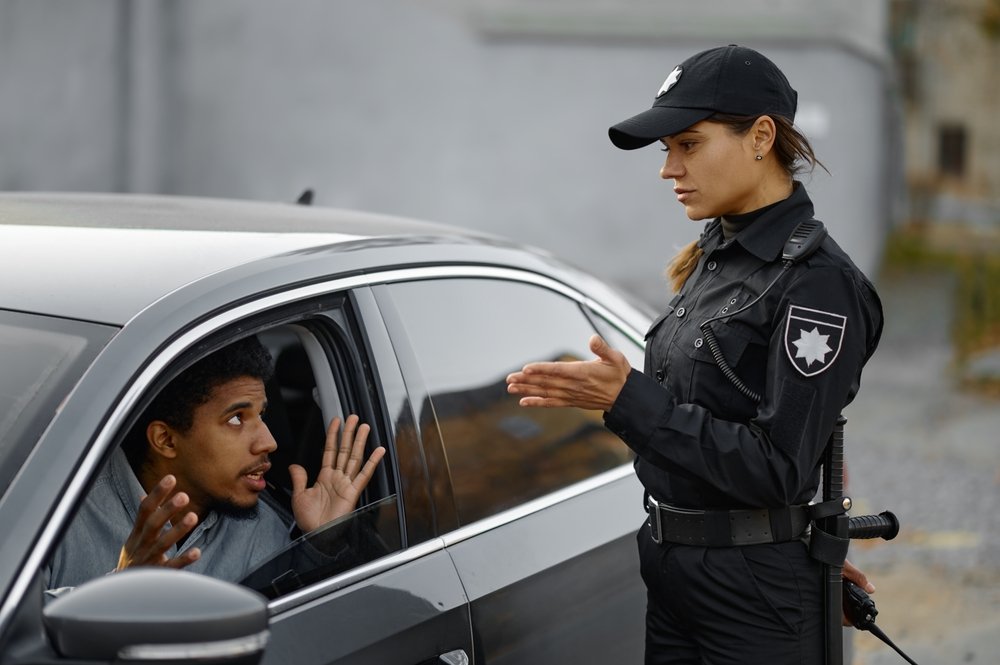 Un oficial de policía solicitando consentimiento al sospechoso.