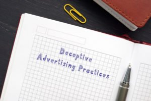 Papel cuadriculado que dice "prácticas de publicidad engañosa"