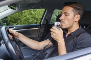 Conductor soplando en dispositivo de bloqueo de encendido