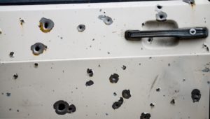 Puerta de coche con agujeros de bala