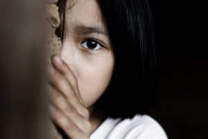 Niño pequeño traficado en violación del NRS 200.4685.