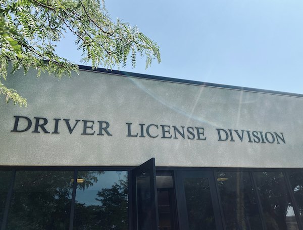 Entrada principal de la división de licencias de conducir del DMV