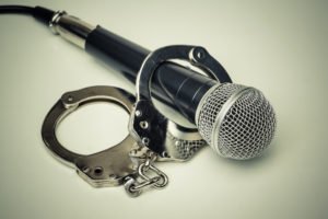 esposas y un micrófono