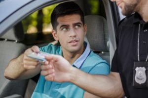 Policía tomando la licencia durante una parada de tráfico