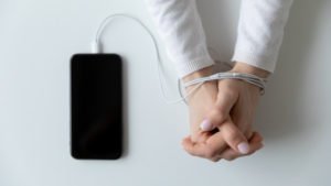 IPhone envuelto en maíz como esposas