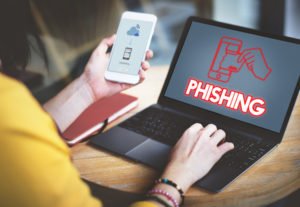 Mujer en computadora que dice "phishing"