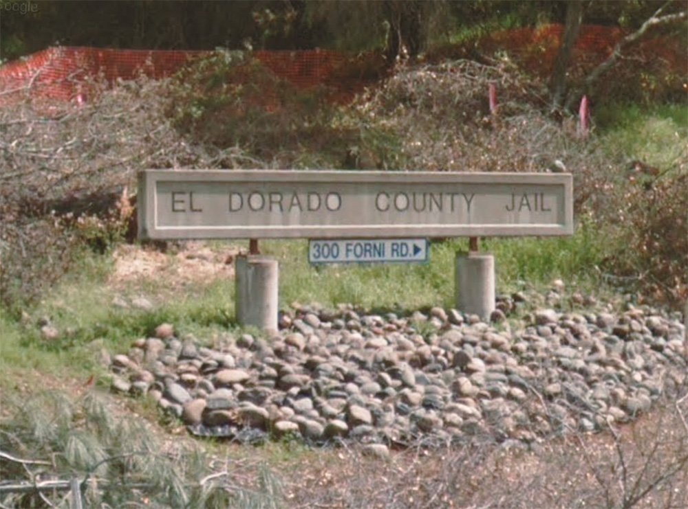 La entrada a la cárcel del condado de El Dorado.