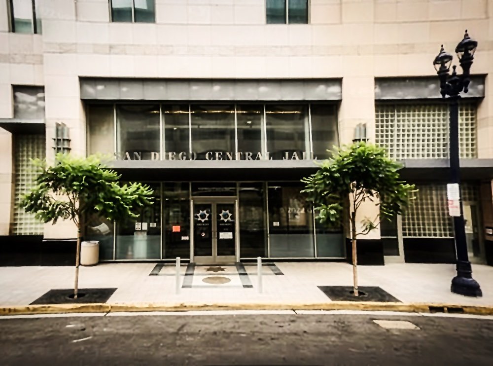La entrada al Centro de la Cárcel de San Diego, en el centro de San Diego.