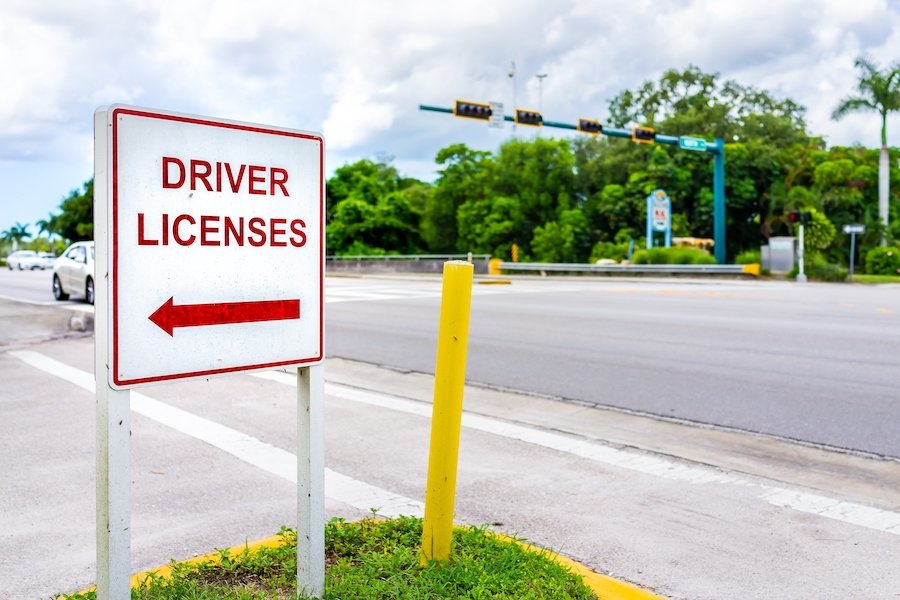 Sign that says "driver licenses"