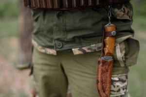 Hombre llevando un cuchillo en el cinturón